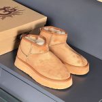 نیم‌بوت زنانه UGG رنگ شتری