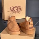 نیم‌بوت زنانه UGG رنگ شتری